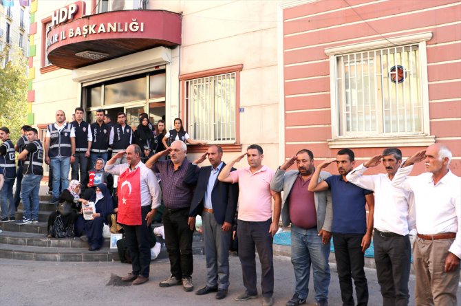 HDP önünde oturma eylemi yapan ailelerden asker selamı