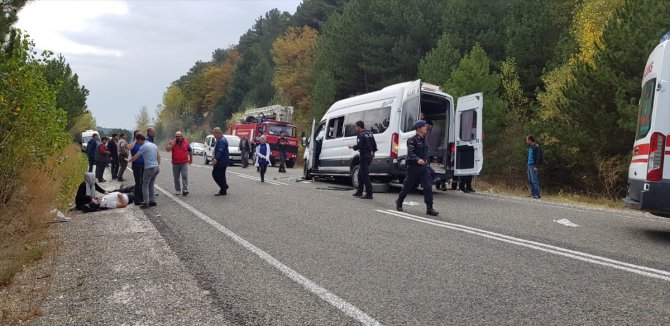 Kütahya'da iki minibüs çarpıştı: 1 ölü, 15 yaralı