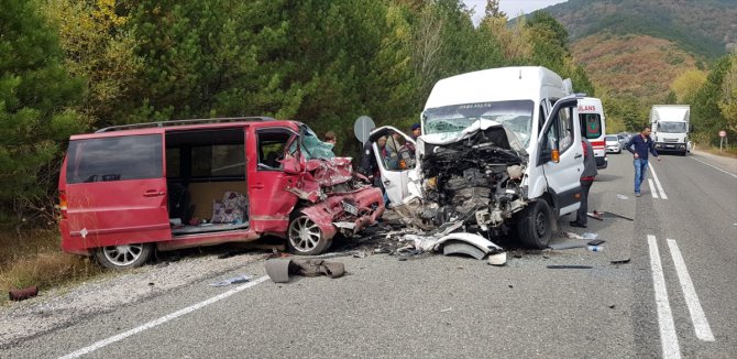 Kütahya'da iki minibüs çarpıştı: 1 ölü, 15 yaralı