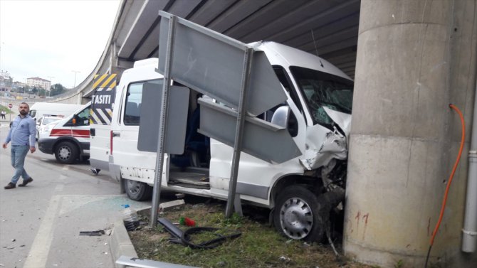 Sinop'ta öğrenci servisi ile otomobil çarpıştı: 13 yaralı