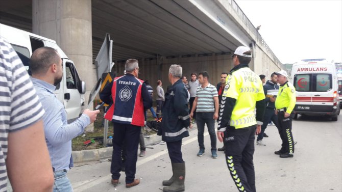 Sinop'ta öğrenci servisi ile otomobil çarpıştı: 13 yaralı