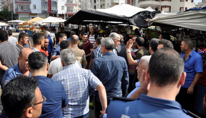 Adana'da pazarcıların yer kavgası: 5 gözaltı