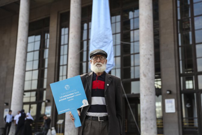 Ankara Garı'na asılan mavi kravatla prostat kanserine dikkat çekildi
