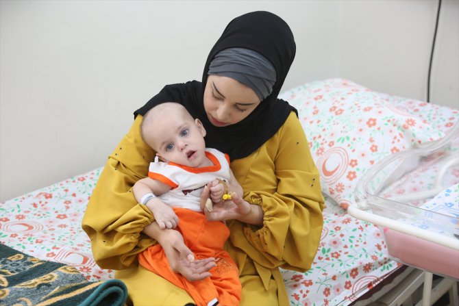 İsrail hasta bebeğin annesine Gazze'den çıkış izni vermedi