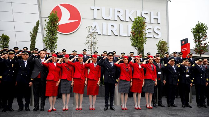 THY'nin pilot ve kabin memurlarından Mehmetçik'e asker selamı