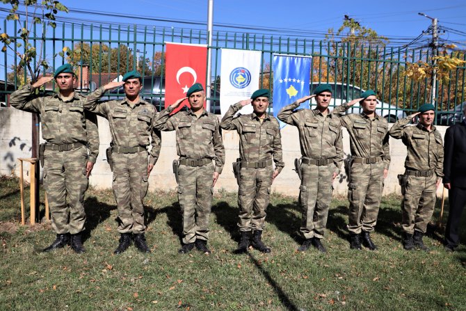 Türk askerinden Kosova'da şehir parkı onarımı