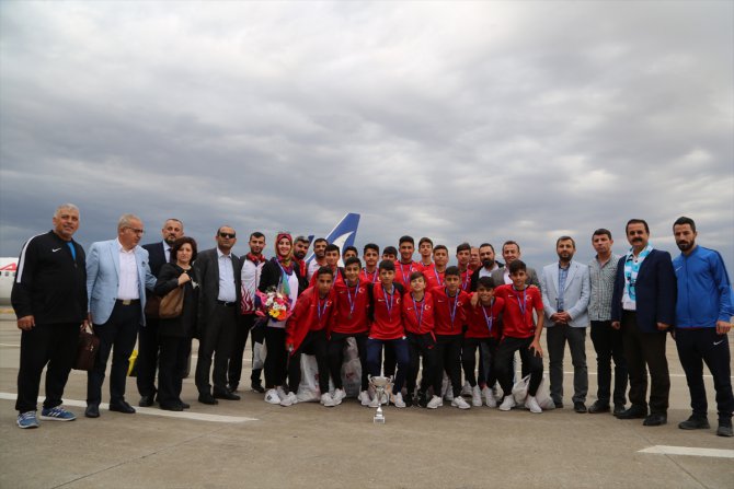 İspanya'dan ikincilik kupasını alan gençler, Şırnak'a döndü