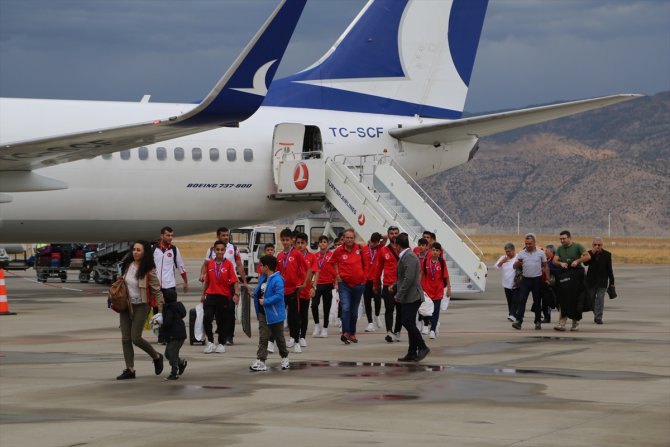 İspanya'dan ikincilik kupasını alan gençler, Şırnak'a döndü