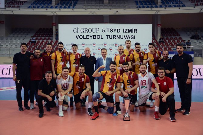 Voleybolda TSYD İzmir kupası Galatasaray HDI Sigorta'nın