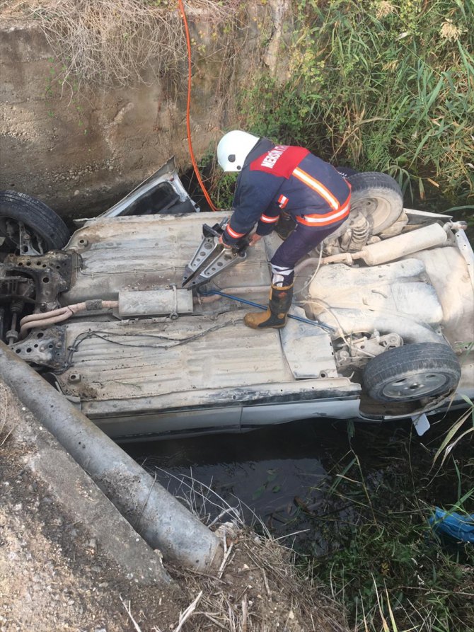 Mersin'de otomobil sulama kanalına devrildi: 1 ölü