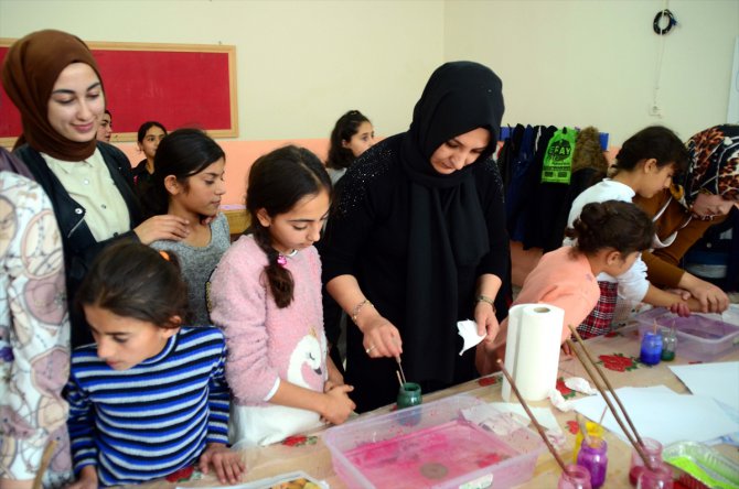 Köy okulundaki öğrencilerden Mehmetçiğe "ebru"lu destek