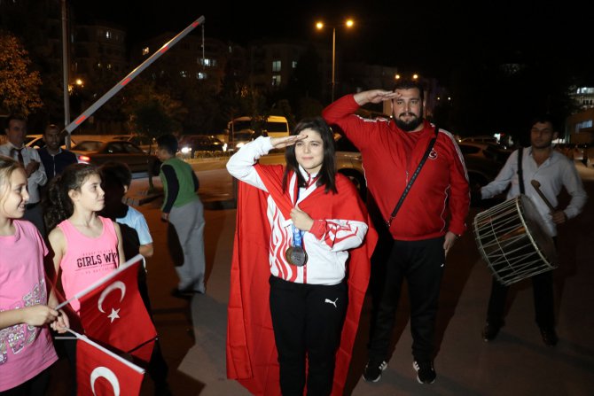 Milli halterci Ayşegül'e memleketinde coşkulu karşılama