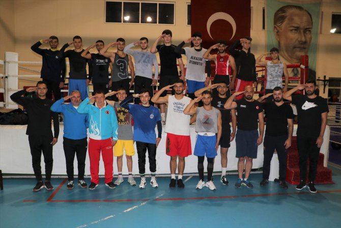 Milli boksörlerden Mehmetçik'e asker selamıyla destek