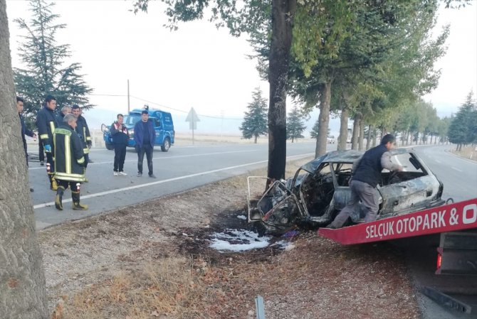 Ağaca çarpması sonucu yangın çıkan aracın sürücüsü öldü
