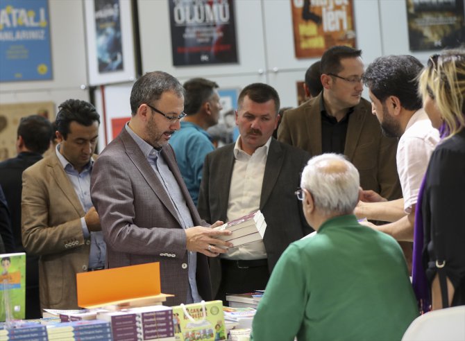 Bakan Kasapoğlu, Ankara Kitap Fuarı'nı ziyaret etti