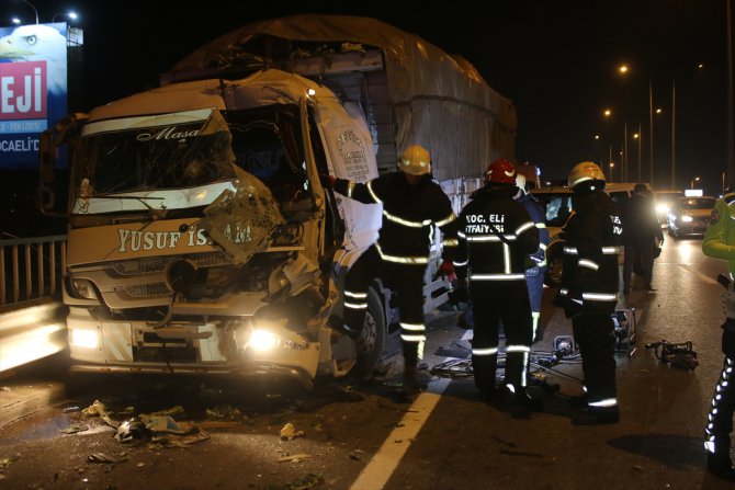 Kocaeli'de sebze yüklü kamyon hafriyat kamyonuyla çarpıştı