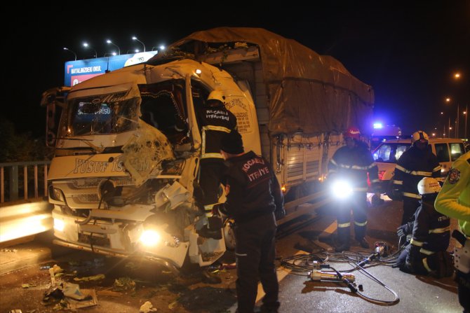 Kocaeli'de sebze yüklü kamyon hafriyat kamyonuyla çarpıştı