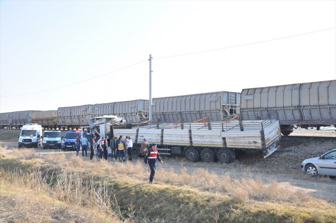 Yozgat’ta yük treni tıra çaptı: 1 ölü