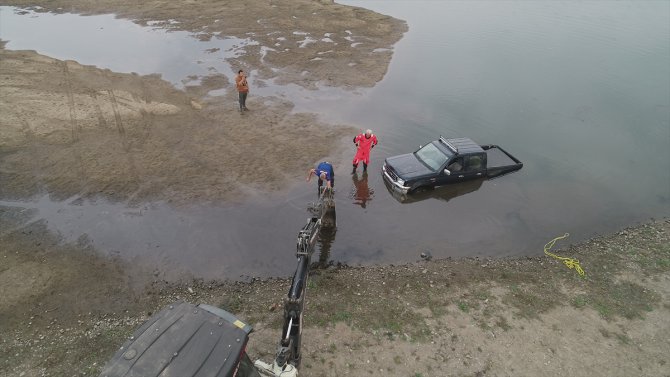 Edirne'de bir araç Meriç Nehri'ne düştü