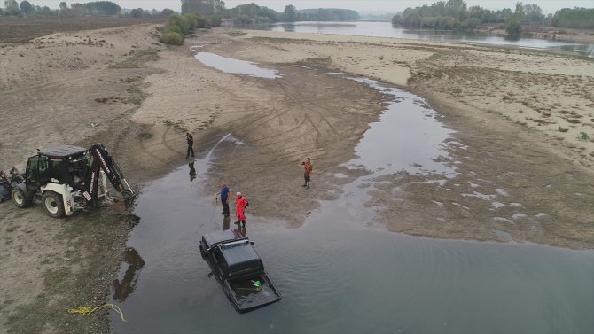 Edirne'de bir araç Meriç Nehri'ne düştü