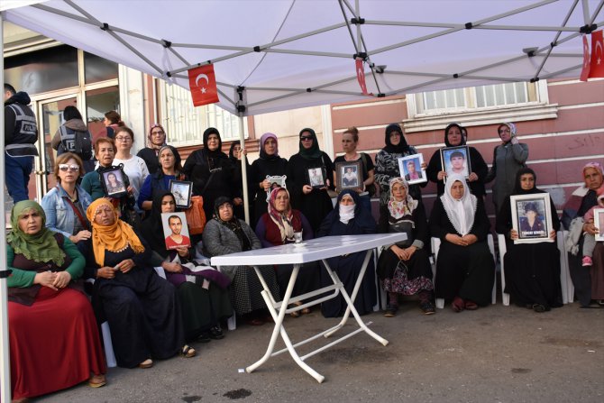 Diyarbakır'da oturma eylemi yapan ailelere destek ziyareti