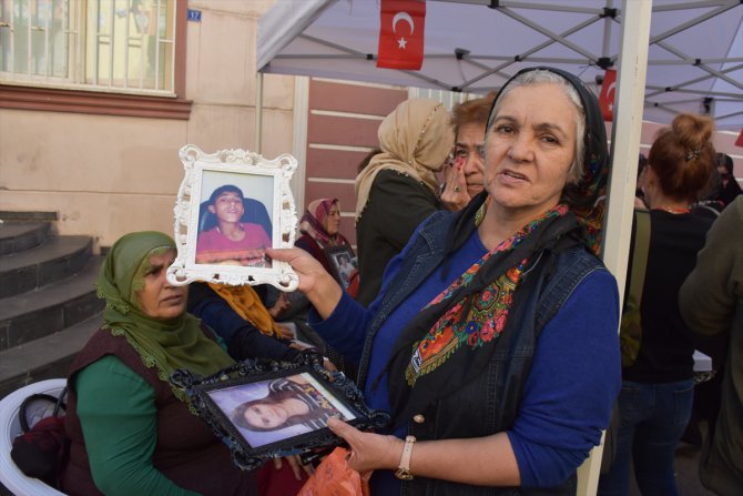 Diyarbakır'da oturma eylemi yapan ailelere destek ziyareti