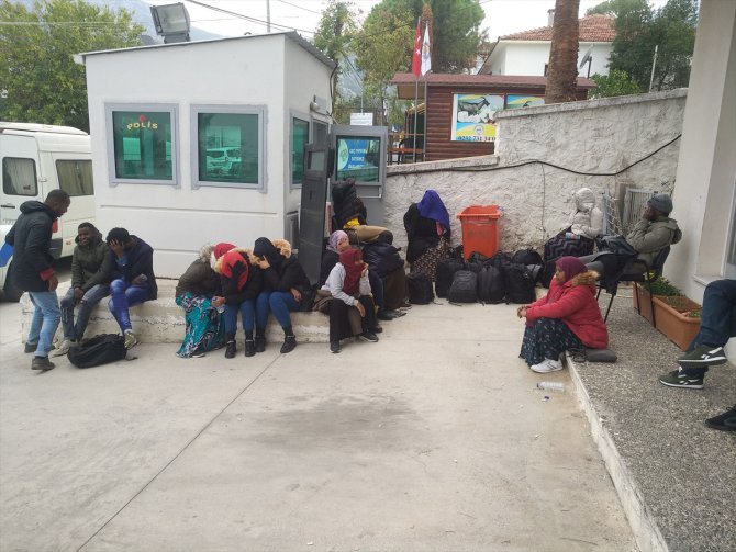 İzmir'de şüphe üzerine durdurulan minibüste 39 düzensiz göçmen yakalandı