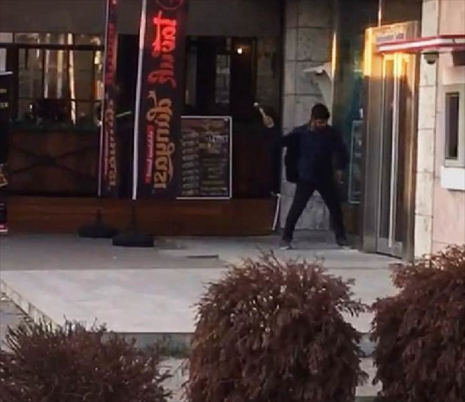 Adana'da bankaya camını çekiçle kırıp girmeye çalışan kişi yakalandı