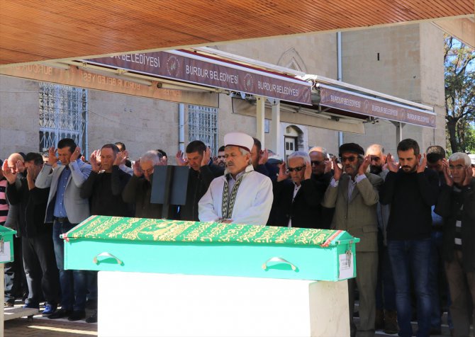 Burdur'da ölü bulunan yönetmen toprağa verildi