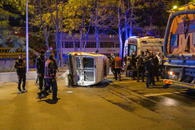 Başkentte minibüsün çarptığı polis aracı devrildi