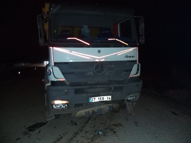 Gaziantep'te otomobille hafriyat kamyonu çarpıştı: 2 ölü, 1 yaralı