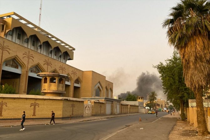 Bağdat'ta Başbakanlık ofisine yürümek isteyen göstericilere müdahale
