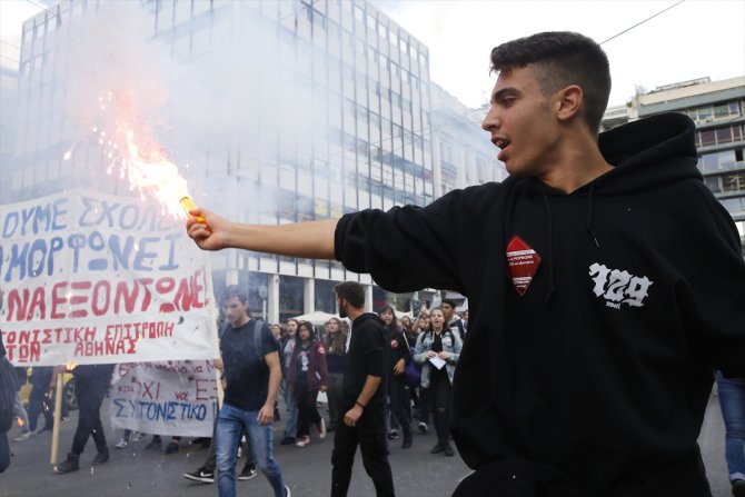 Yunanistan'da lise öğrencileri polisle çatıştı