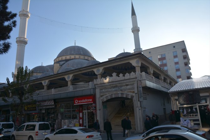 Bitlis'te caminin yardım paralarını çaldılar