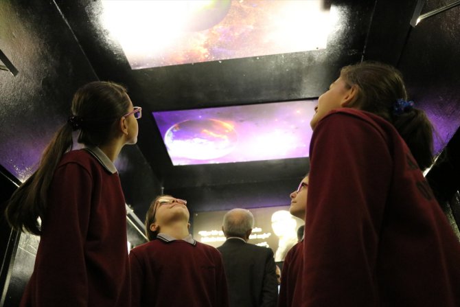 Öğrenciler uzayı ve bilimi okul koridorunda öğreniyor