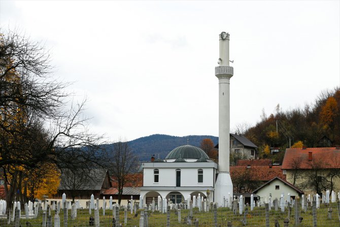 Bosna Hersek'te rüzgar minareyi devirdi