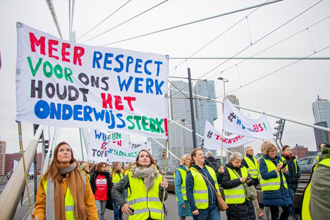 Hollanda'da binlerce öğretmen greve gitti