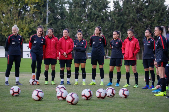 Teknik direktör Tuncel: "Kadın futbolunun ilerlemesi için Süper Lig kulüpleri takım kurmalı"