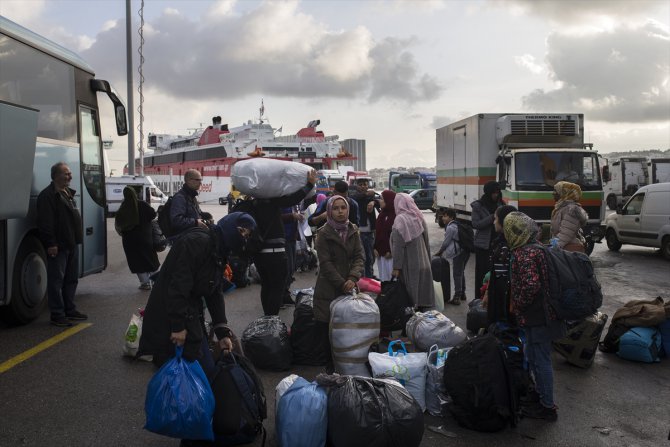 Yunanistan'da adalardaki düzensiz göçmenlerin ana karaya taşınması devam ediyor