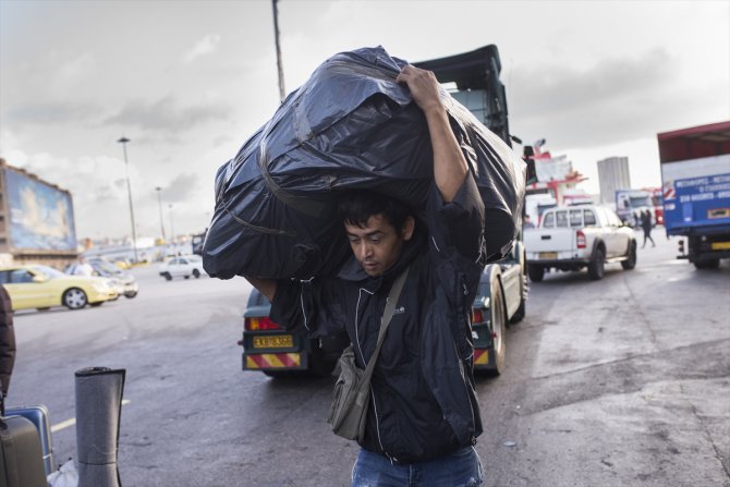 Yunanistan'da adalardaki düzensiz göçmenlerin ana karaya taşınması devam ediyor