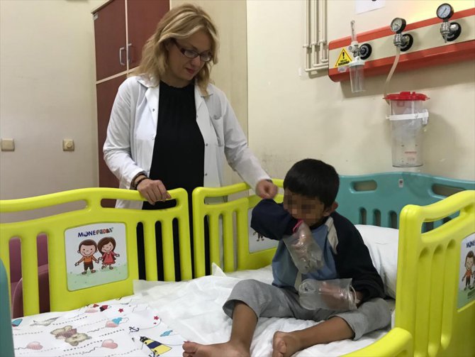 Ellerini ısıran çocuk, İzmir'de tedavi altına alındı