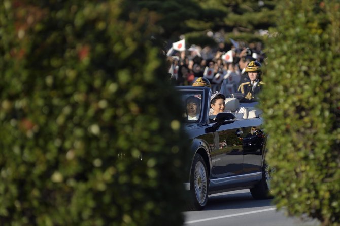 Japon İmparator Naruhito geçit töreninde halkı selamladı