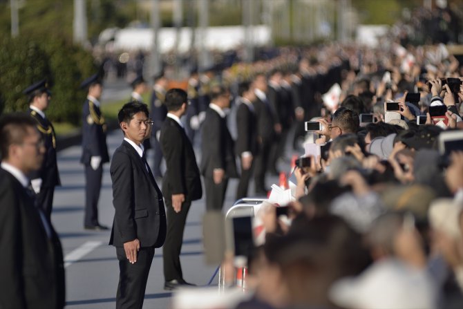 Japon İmparator Naruhito geçit töreninde halkı selamladı