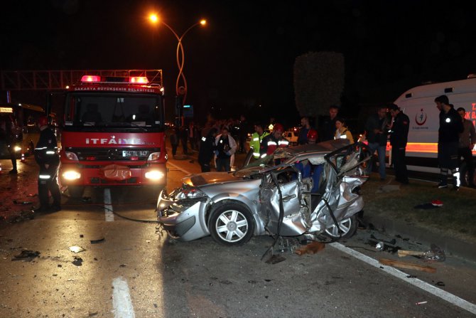 Sakarya'daki zincirleme trafik kazasında ölen çift ve bebekleri defnedildi