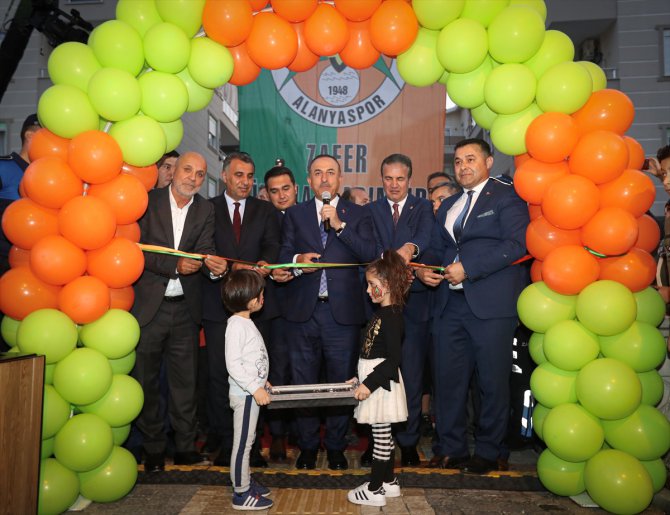 Dışişleri Bakanı Mevlüt Çavuşoğlu: "Artık ırkçılık spor sahalarına inmeye başladı"