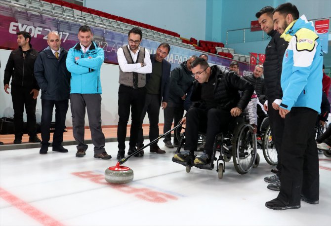 Erzurum Valisi Okay Memiş, tekerlekli sandalyede curling oynadı