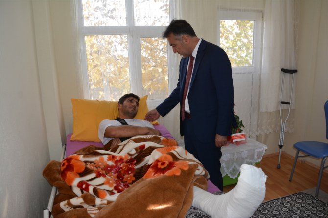 Bitlis Valisi Çağatay Barış Pınarı Harekatı'nda yaralanan askeri ziyaret etti