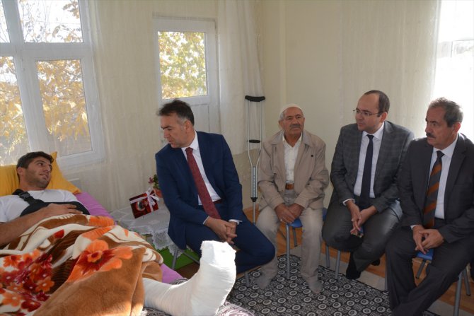 Bitlis Valisi Çağatay Barış Pınarı Harekatı'nda yaralanan askeri ziyaret etti
