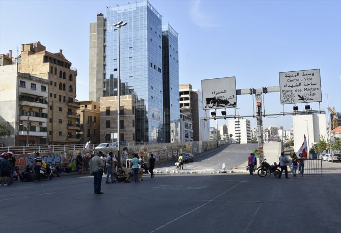 Lübnan'daki gösterilerin 28'inci gününde yollar hala kapalı