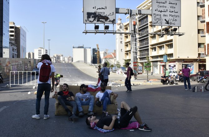 Lübnan'daki gösterilerin 28'inci gününde yollar hala kapalı